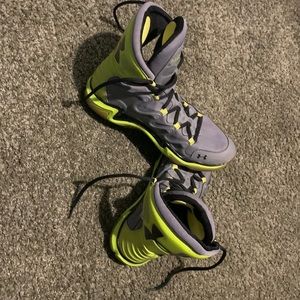 Men’s size 11. Under Armour ChargeBB basketball sneakers